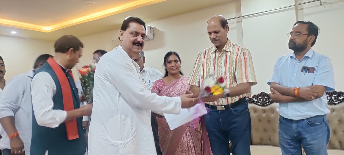 समाज के हितार्थ अनेकों मांगों को लेकर आयोग के अध्यक्ष को ओबीसी महासभा ने सौंपा ज्ञापन